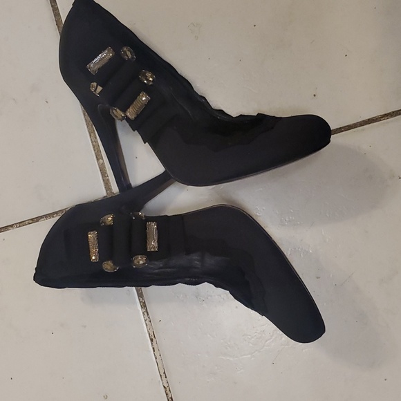 Tory Burch black satin pump with studded embellishments. Size 8 - Picture 8 of 10